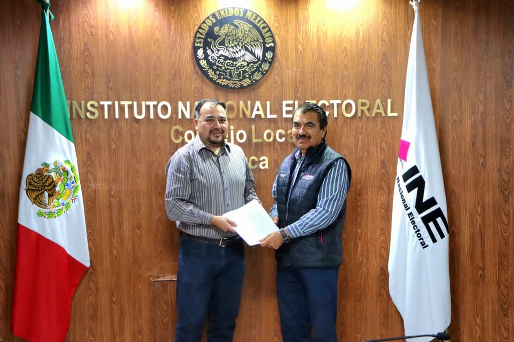 dos hombres de pie sosteniendo un documento