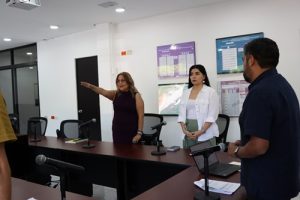 mujer con el brazo derecho extendido al frente