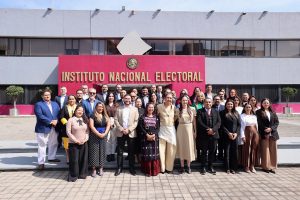 Foto grupal de los participantes en la reunión INE-RENACEDI