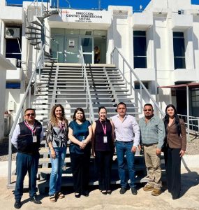 personas afuera de las instalaciones de un edificio
