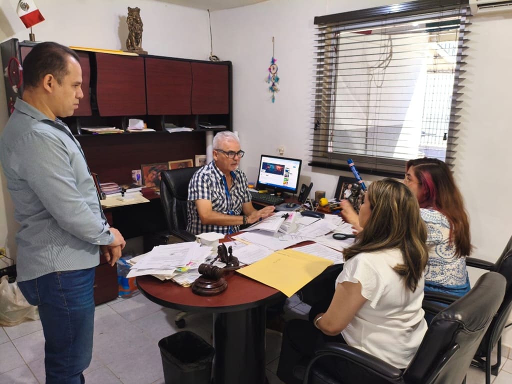 personas sentadas dentro de una oficina