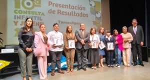 personas de pie mostrando un documento