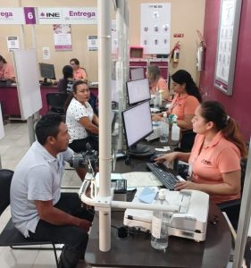 personas dentro de un módulo de atención
