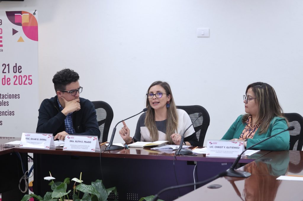 Participantes sentados en el estrado.