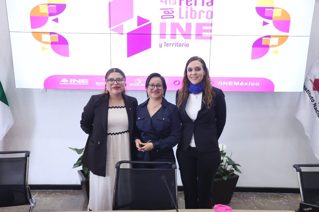 Persona participantes paradas en el lobby del Instituto posando para la foto.
