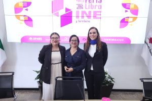 Persona participantes paradas en el lobby del Instituto posando para la foto.