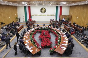 Salón de sesiones con la participación de las personas Consejeras Electorales y representantes de partidos políticos.