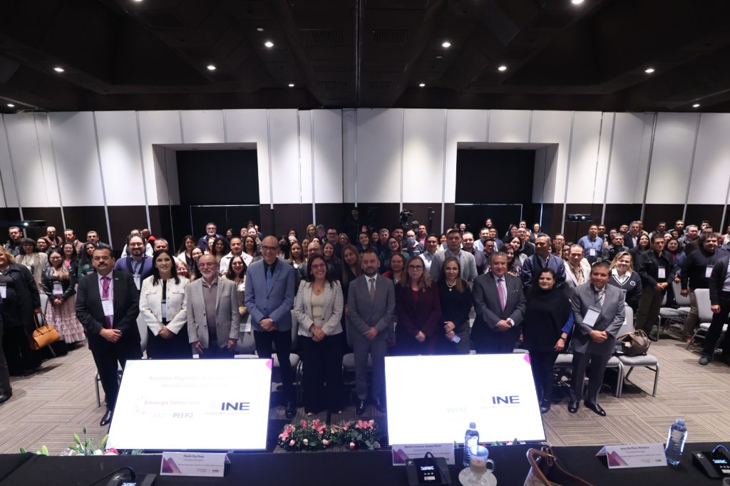 Persona participantes parados posando para la foto oficial.
