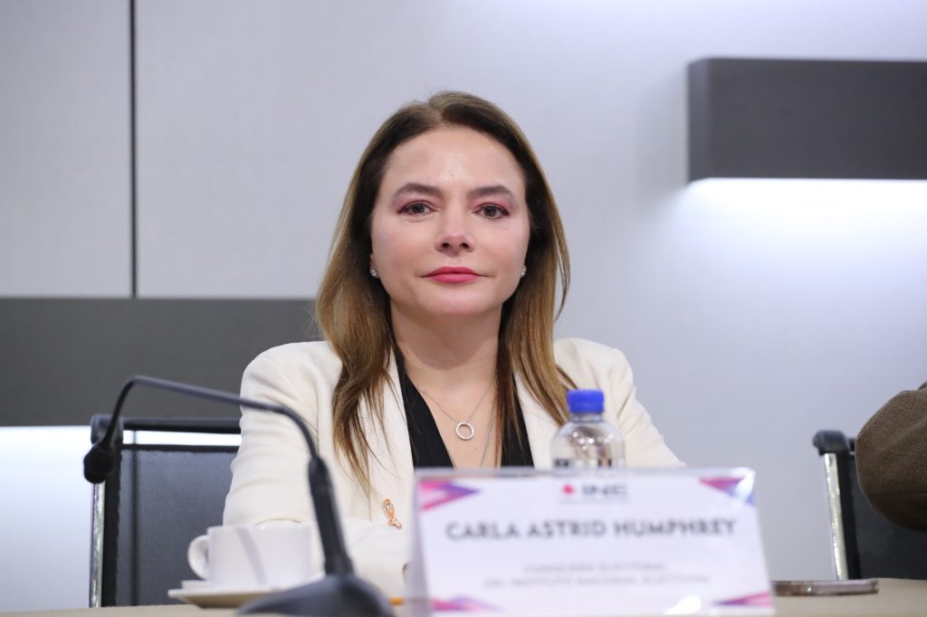 Carla Humphrey Jordan, Consejera Electoral en su participación en el evento.