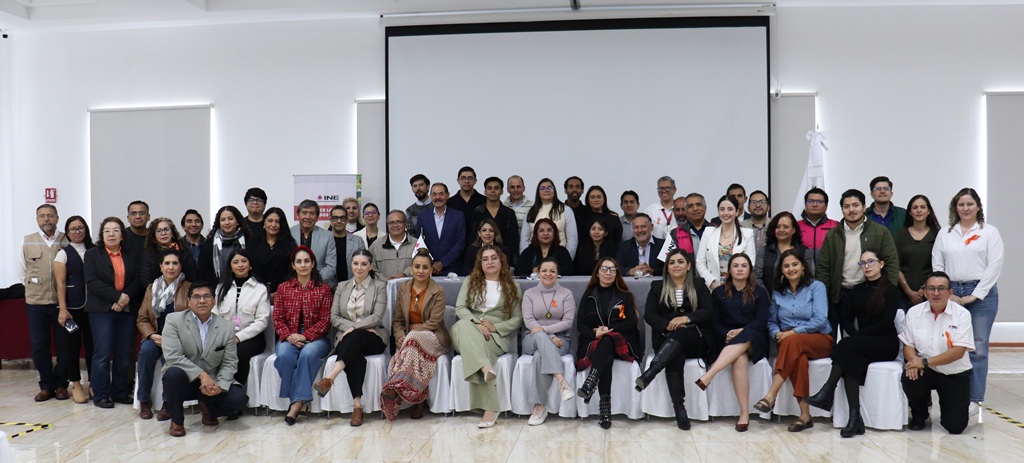 muchas personas posando para una foto