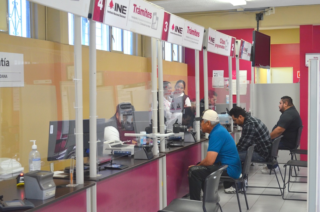 habitantes de Baja California Sur realizando trámite de la credencial