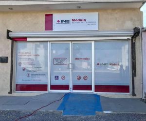 Puerta exterior de un Módulo de Atención del INE en Baja California Sur