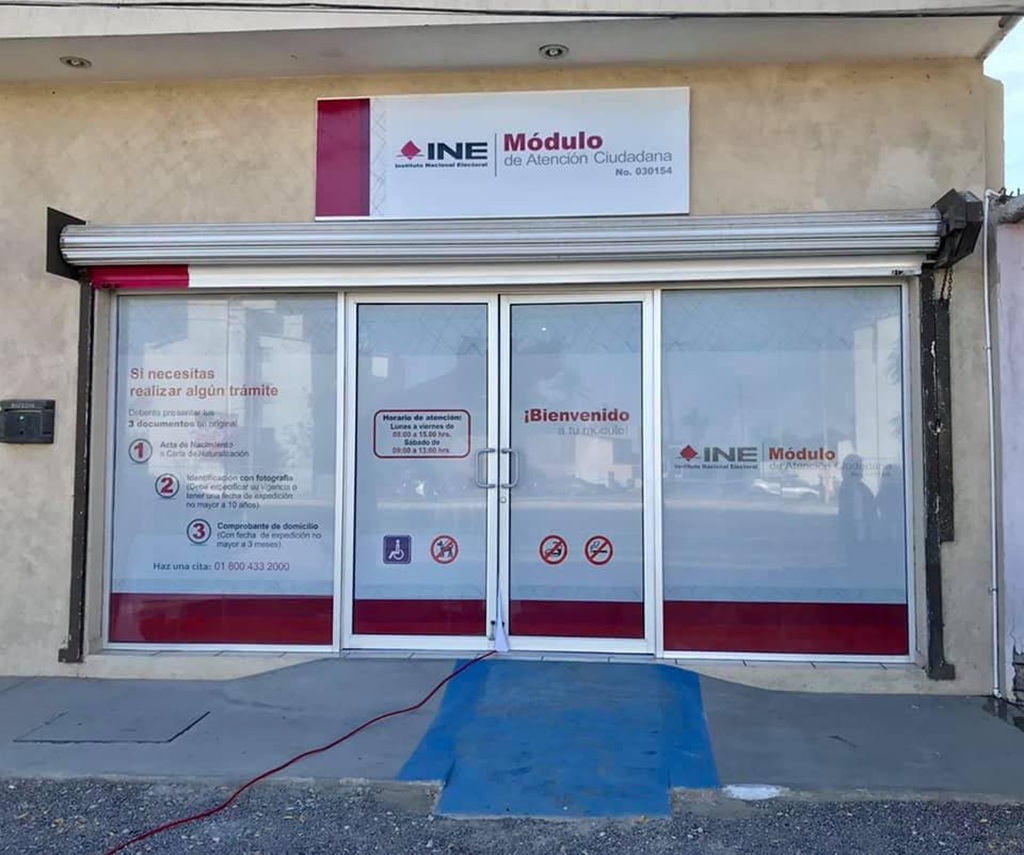 Puerta exterior de un Módulo de Atención del INE en Baja California Sur
