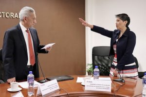 una mujer de pie con el brazo derecho hacia adelante