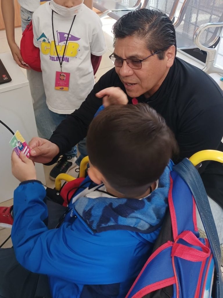 niño recibiendo su credencial INECITA