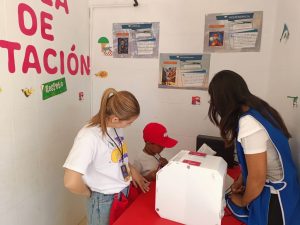 menor de edad votando en una maquina