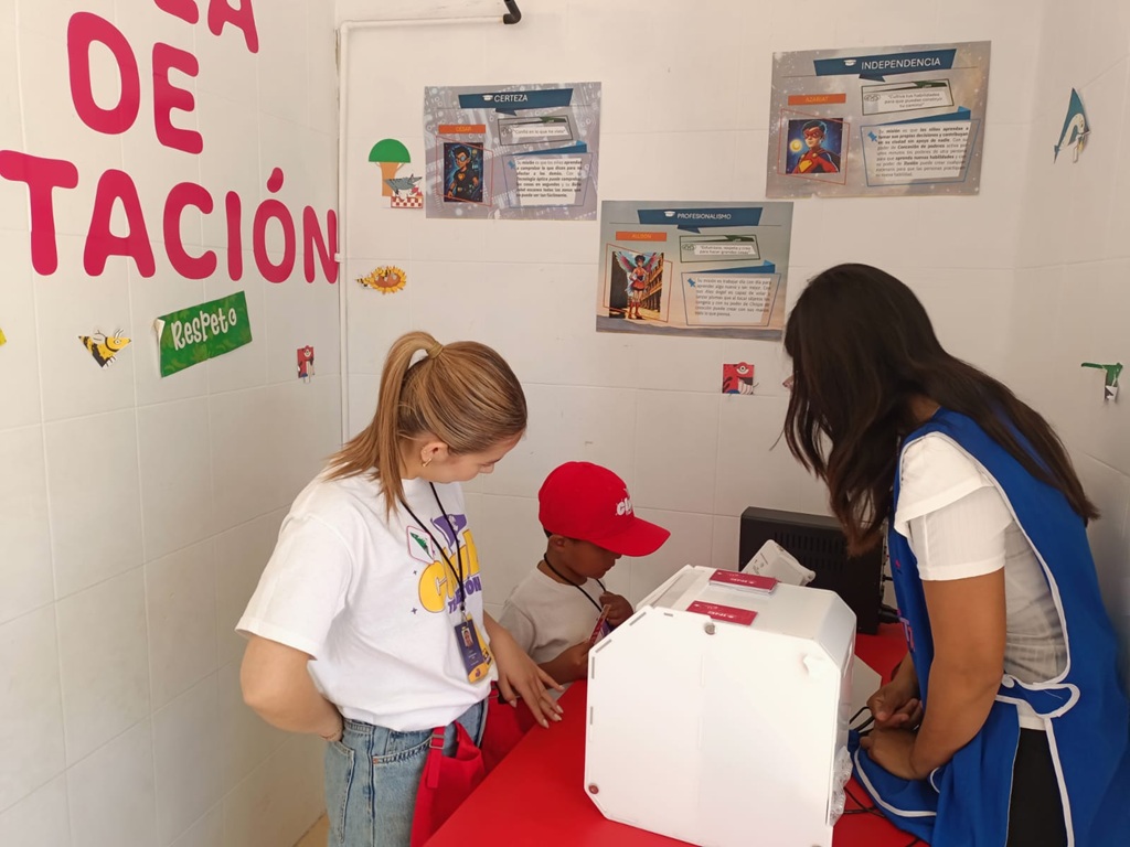 menor de edad votando en una maquina