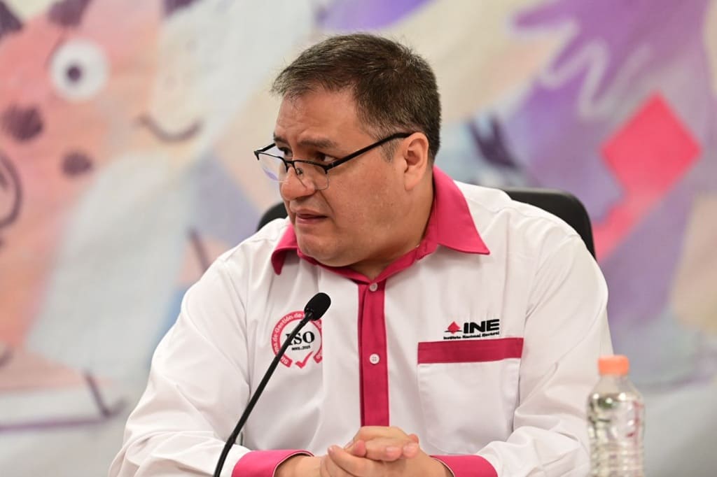 hombre hablando frente a un micrófono