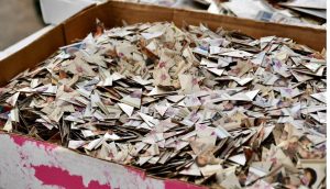 caja con pedazos de credenciales para votar