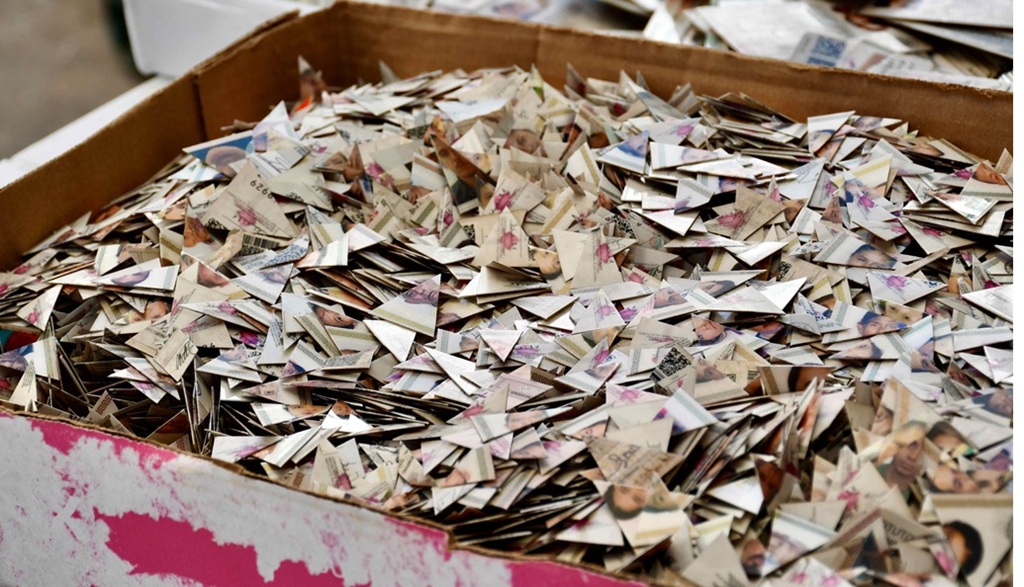 caja con pedazos de credenciales para votar