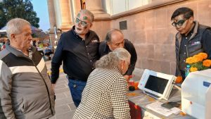 adulta mayor votando en urna electrónica