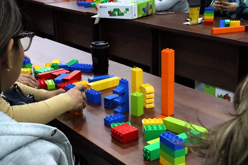 cuadros de colores sobre una mesa