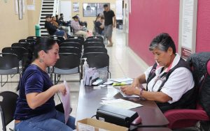 Funcionaria del Módulo de Atención en Baja California dando atención a una ciudadana.