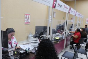 varias personas funcionarias del INE atendiendo a la ciudadanía