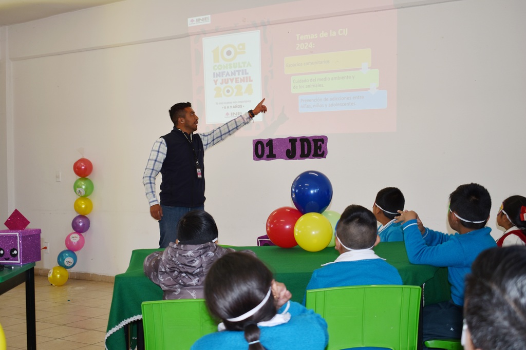 un adulto enseñando a niñas y niños