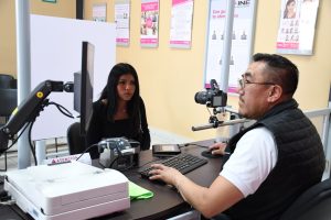 mujer joven realizando trámite de credencial para votar
