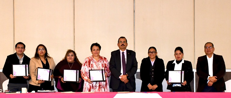 cuatro mujeres y cinco hombres de pie para la foto oficial