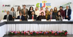 mujeres y hombres posando para una foto