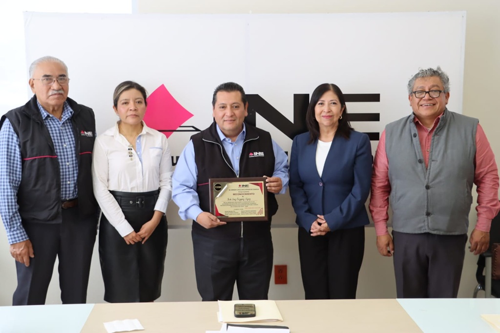 cinco personas de pie