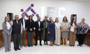 varias personas de pie posando para la foto