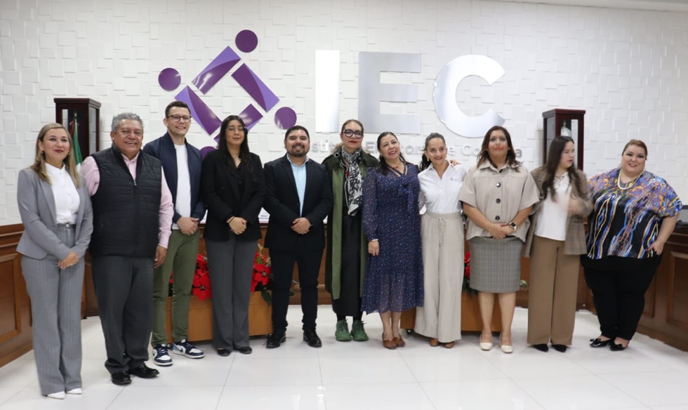 varias personas de pie posando para la foto