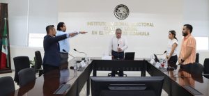 hombres de pie con el brazo derecho al frente