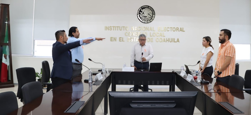 hombres de pie con el brazo derecho al frente