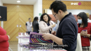 Persona ojeando un libro en la FIL INE