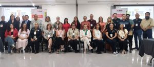 hombres y mujeres de pie y sentados para la foto oficial