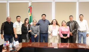 cuatro mujeres y cinco hombres de pie