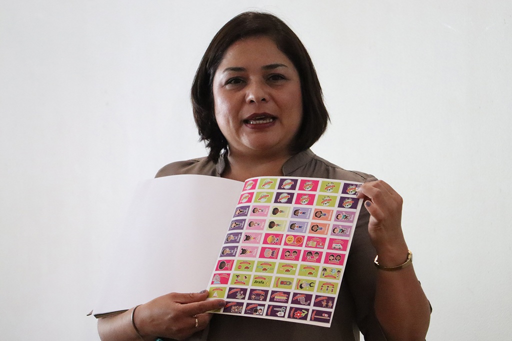 mujer sosteniendo un libro con cuadros de colores