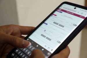 unas manos escribiendo en un celular