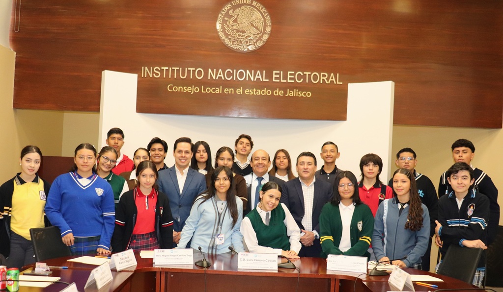 jóvenes de pie posando para la foto oficial