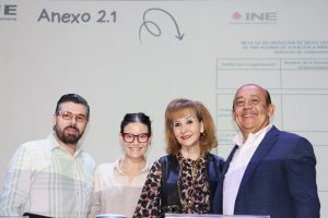 dos mujeres y dos hombres sonriendo