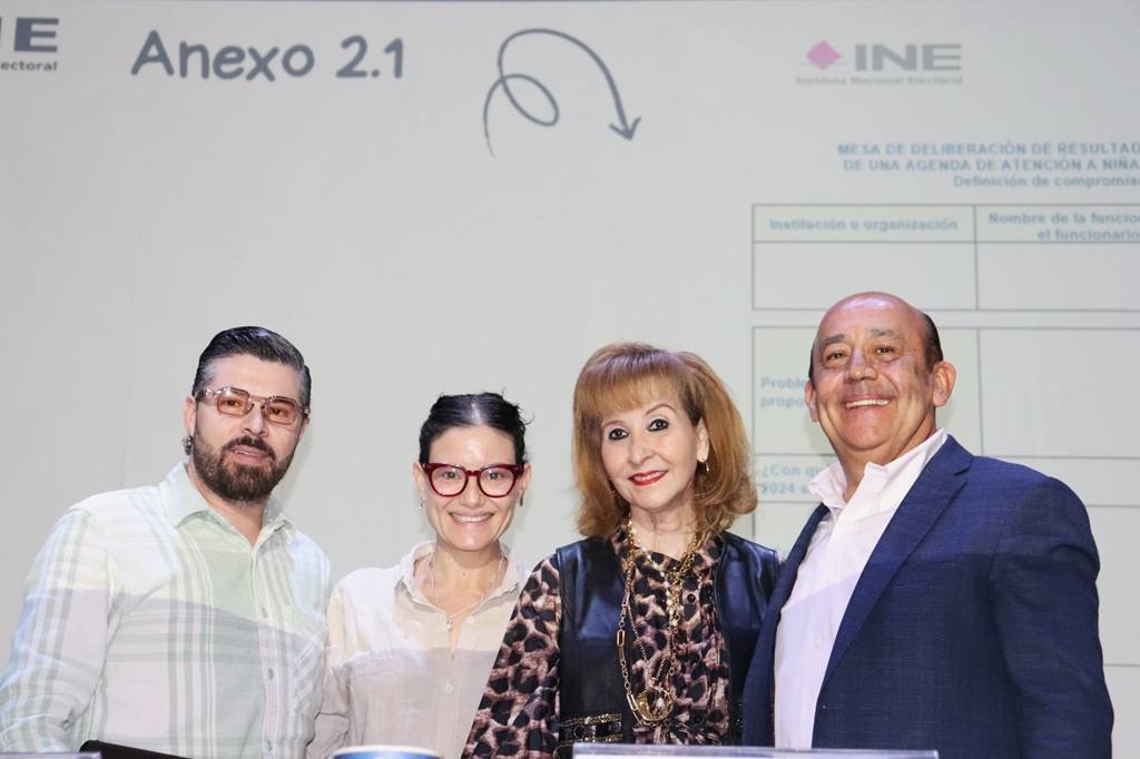 dos mujeres y dos hombres sonriendo 