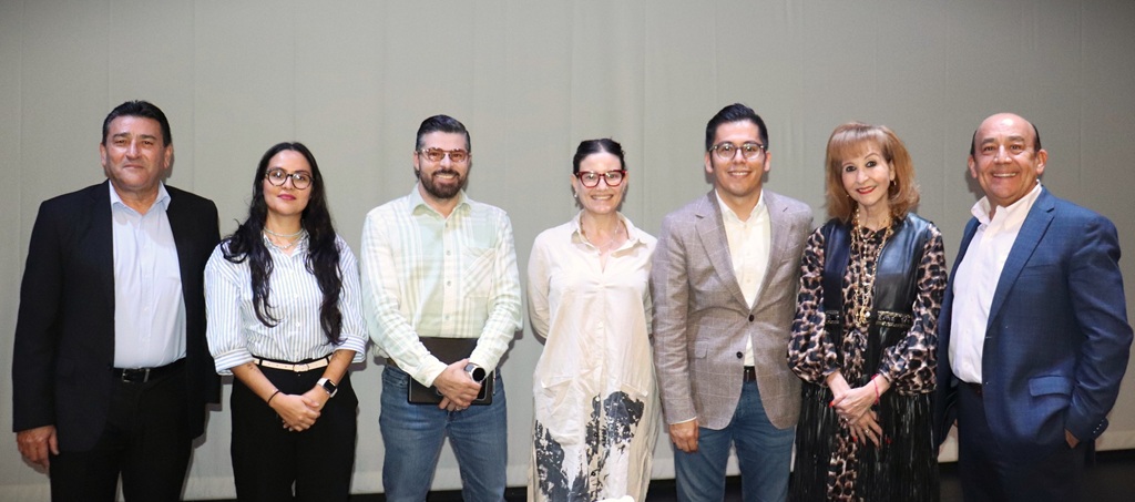 tres mujeres y cuatro hombres de pie uno a lado de otro