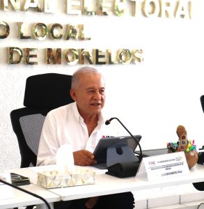 Hombre sentado frente a un micrófono