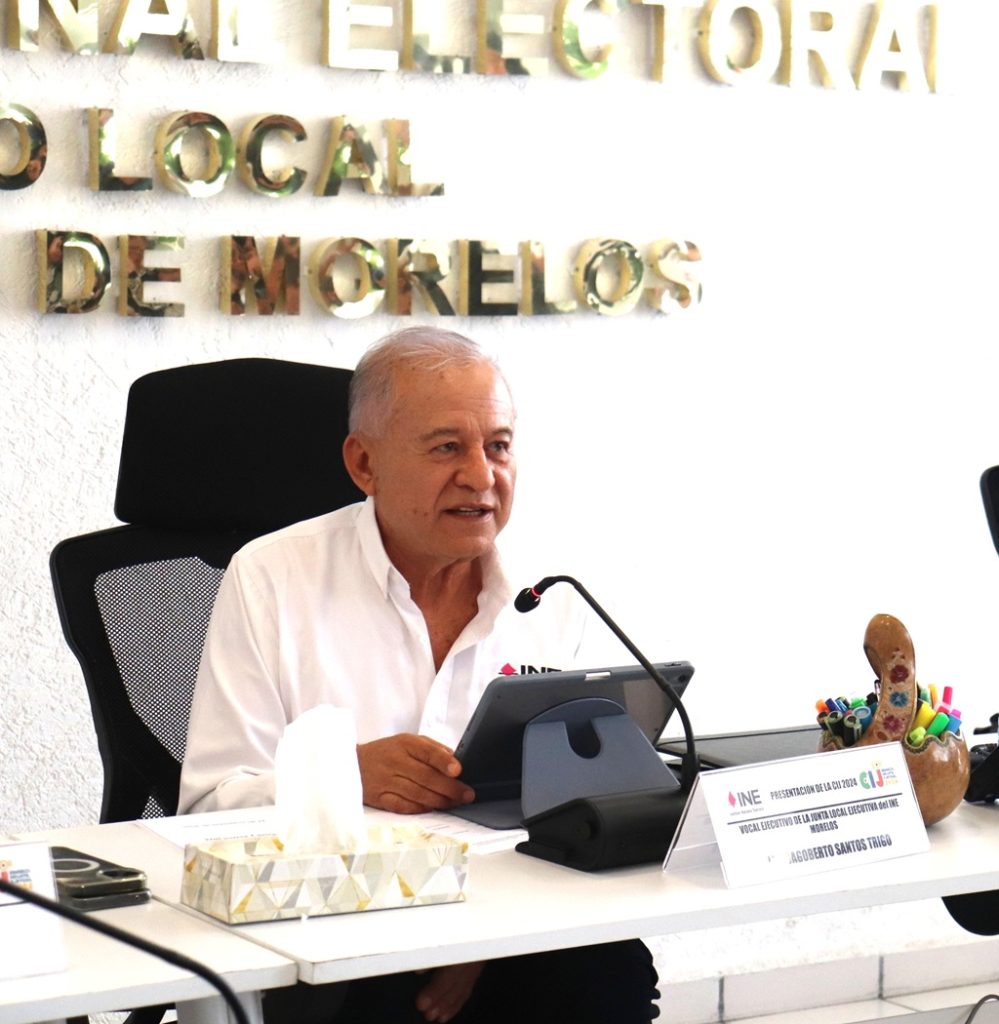 Hombre sentado frente a un micrófono
