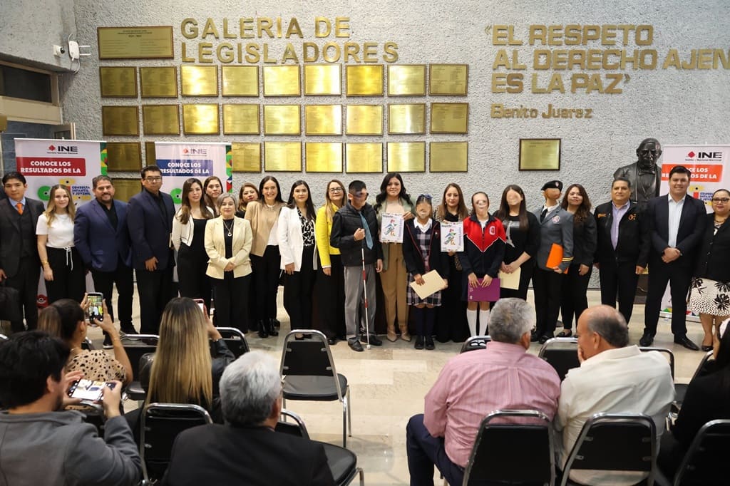 mujeres, niña, niños, adolescentes y hombres de pie para foto oficial