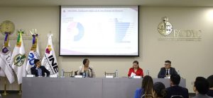 cuatro personas sentadas frente a una mesa